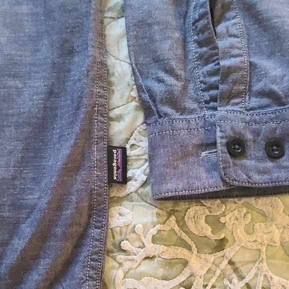 Patagonia Men's Casual Navy Button-Down Shirt. In very good condition. Like New - Picture 5 of 5